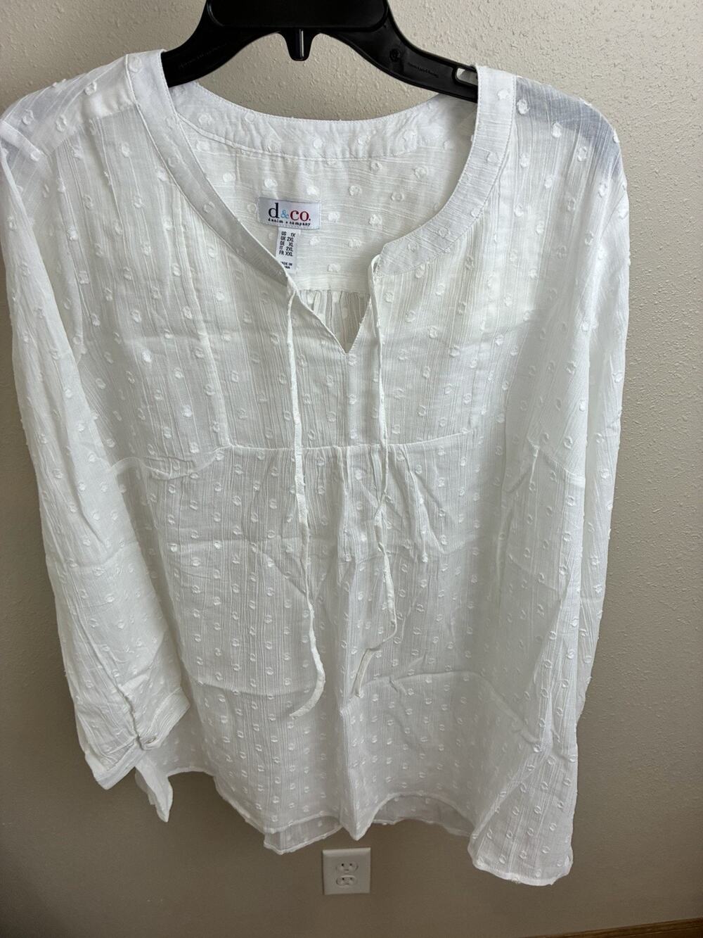 d&co. 1X White 100 % Cotton Tunic V Neck Raised Dots